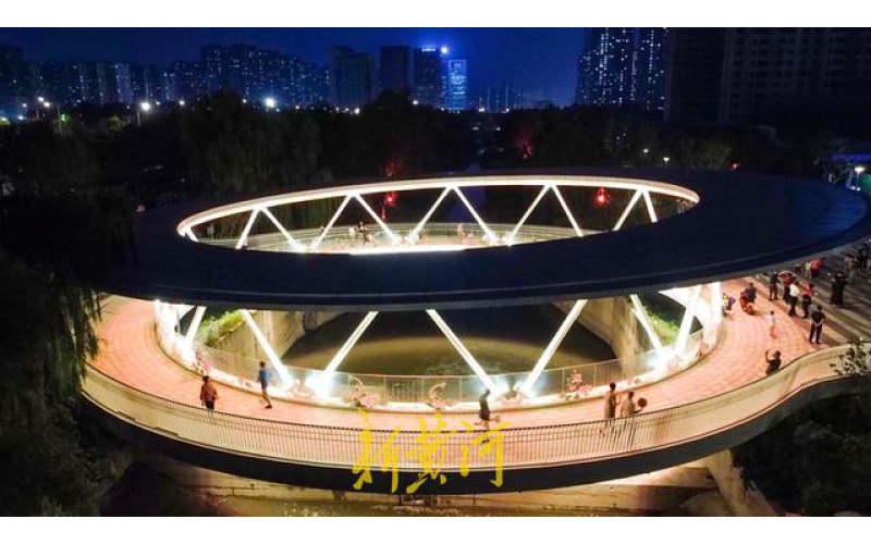 山東濟(jì)南云影橋夜晚變幻五彩水簾，成為臘山河夜景的璀璨亮點(diǎn)